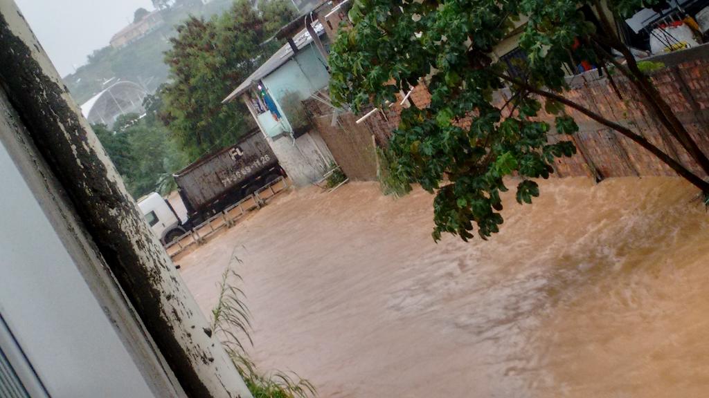 chatinho100's tweet photo. @recordbahia Bom dia Jessica , rio transbordando aqui no bom juá, rua alagada ! #banoar http://t.co/Vc9WA1wRMH
