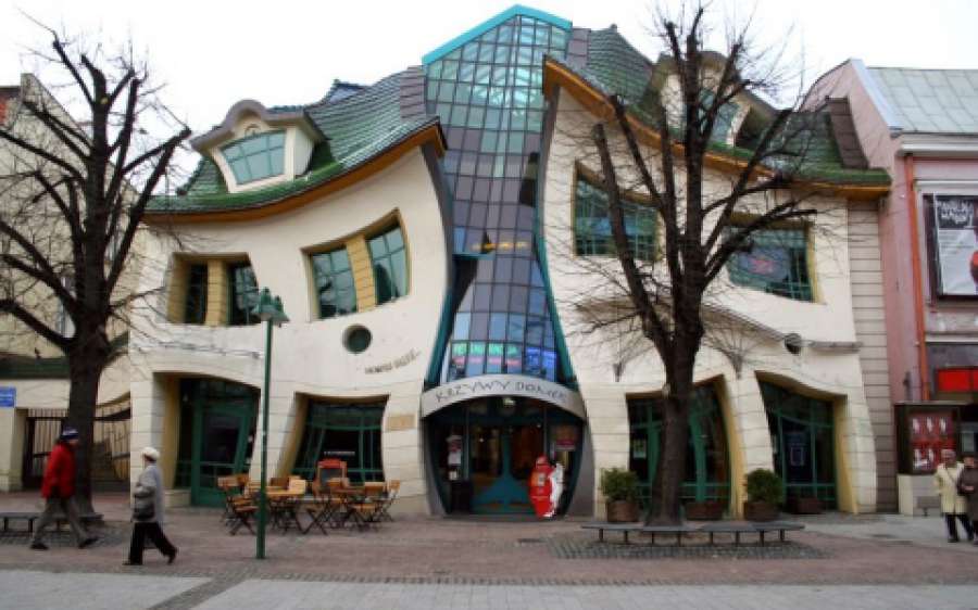 A3Noticias's tweet photo. Aunque parezca una foto retocada, el edificio existe: Un centro comercial inspirado en cuentos http://t.co/PStR3xg03G http://t.co/JyPOFtiICl
