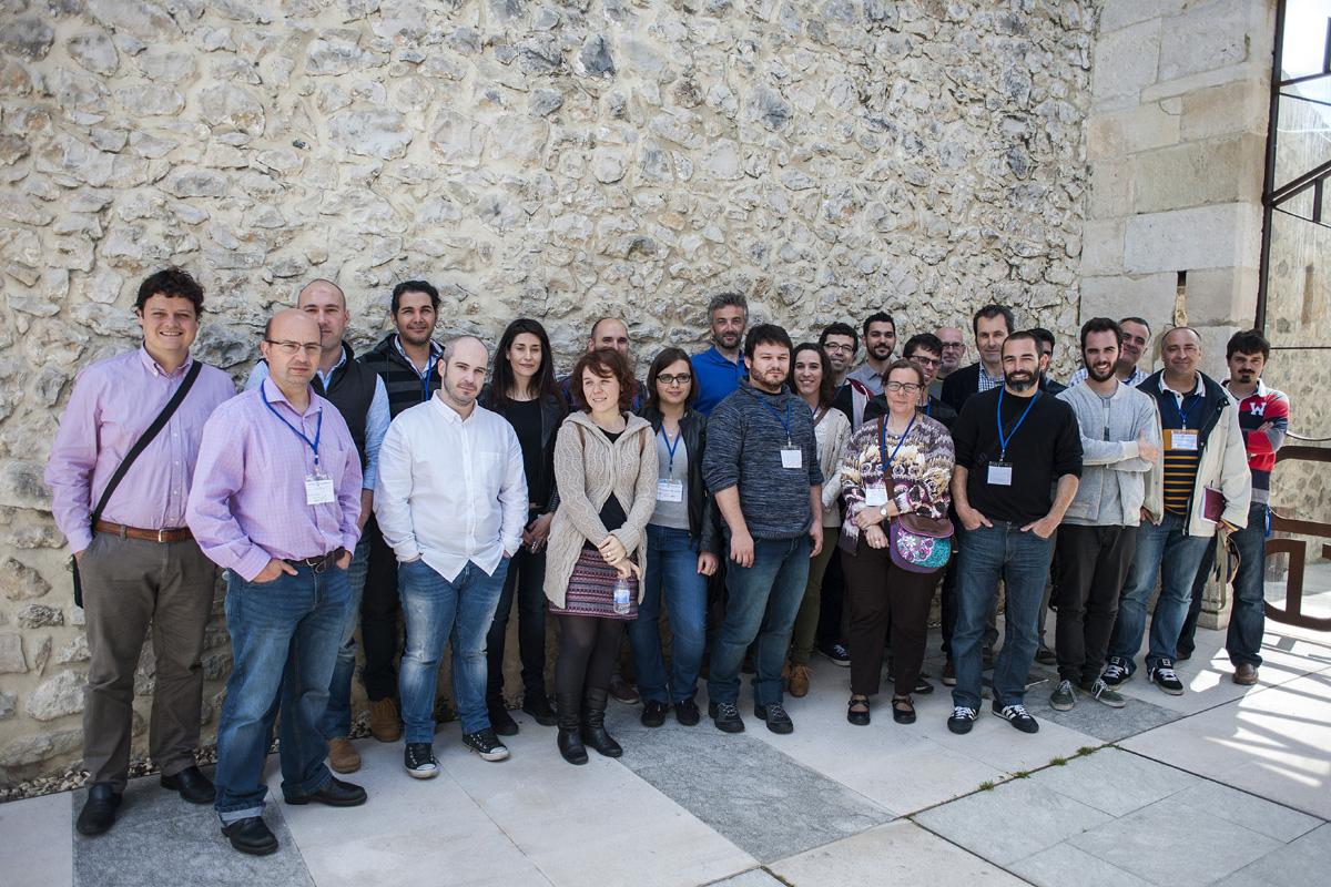 nautiluslab's tweet photo. La foto de familia de ponentes y asistentes del #NautilusHack ¡Gracias por animaros a participar! http://t.co/bhby4XCnIv