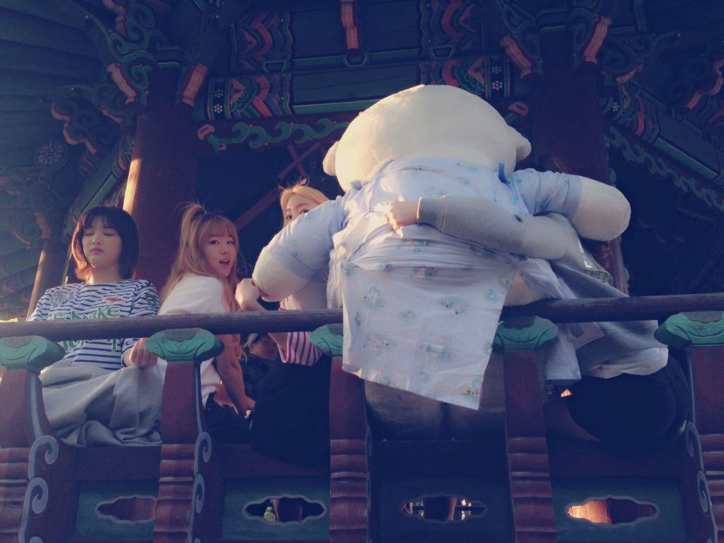 officialLABOUM's tweet photo. [#율희 #유정 #해인 #붐돌이] 드디어 정자에 안착
율희는 명상중!! 붐돌이를 안고 있는 듬직한 멤버는...? http://t.co/6SvmleQiLn