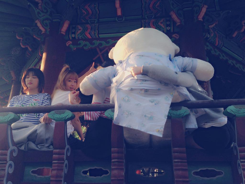 officialLABOUM's tweet photo. [#율희 #유정 #해인 #붐돌이] 드디어 정자에 안착
율희는 명상중!! 붐돌이를 안고 있는 듬직한 멤버는...? http://t.co/6SvmleQiLn