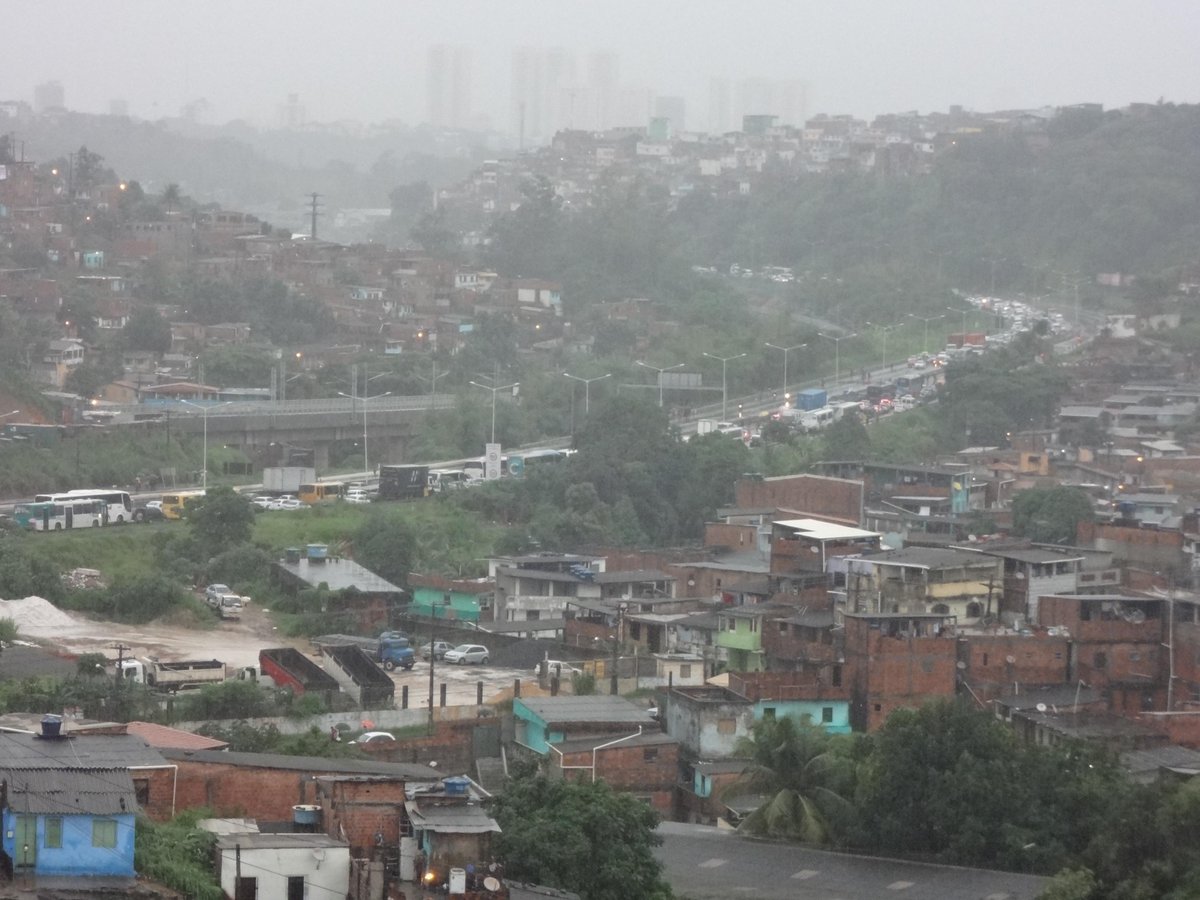 calltorres05's tweet photo. @recordbahia #banoar  Bom dia! Jessica BR 324 congestionada no dois sentidos manifestação entre Calabetão e o Metrô. http://t.co/0z3mle85aX