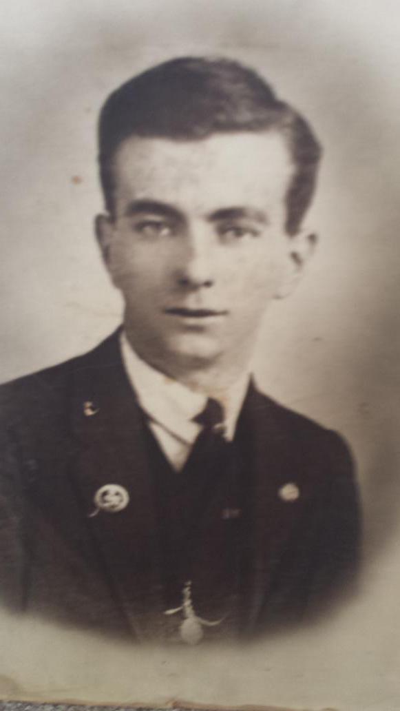 aweeboro's tweet photo. Frank George Field, my Grandad,  picture, served at #Gallipoli in #WW1 in #RoyalNavy on #HMSIndomitable. Respect. http://t.co/0tQYOWwDWy