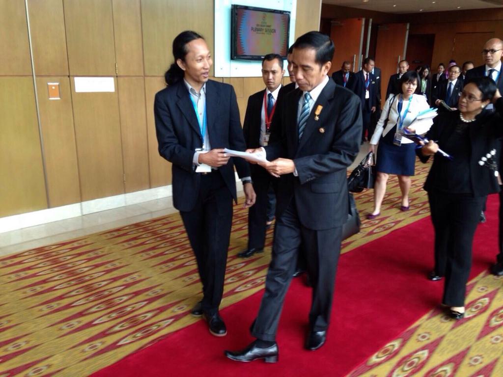 AYF meet Jokowi and handed over Yangon Declaration and statement to stop death penalty of Mary Jane at ASEAN SUMMIT