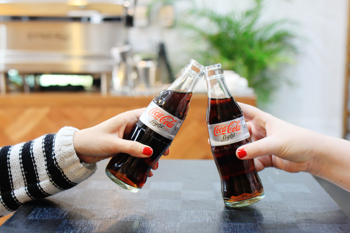 CocaColalightFr's tweet photo. Rien de tel qu'une pause Coca-Cola light entre copines ! Avec qui partagez-vous ces moments de bonheur ? http://t.co/iw6r32mhdX
