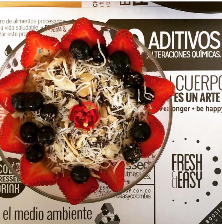 MELISSAGIRALDO1's tweet photo. Mi desayuno @Freshandesy avena, leche de almendras, fresas, coco, arandanos, chia, canela, 😍😋😋 delicia @Freshandesy http://t.co/SA0dpVeTHF