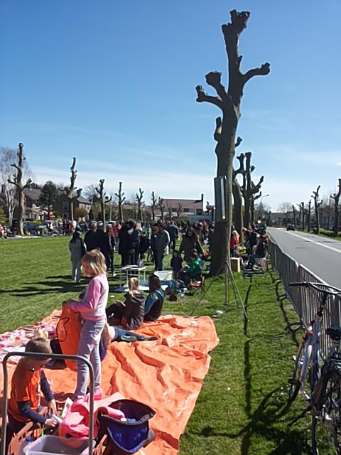 OVMiddenmeer's tweet photo. En nog steeds worden er spullen verkocht ... volop in de zon. http://t.co/2385luLpOy