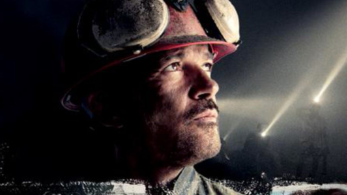 T13's tweet photo. ¿Qué te parece? Mira el poster oficial de “Los 33”, la película sobre los mineros de San José http://t.co/nezs5Epws2 http://t.co/CgLnHmPsov