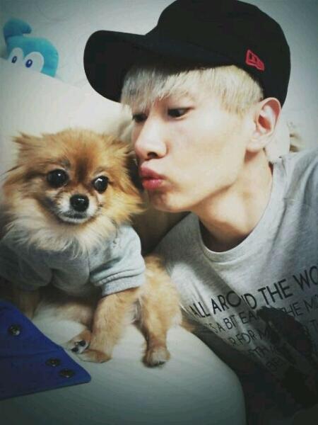 miku39_v's tweet photo. #PrayForChoco
#ThankuChoco
名古屋のときは元気になったってヒョクが教えてくれてチョコちゃんのうちわをずっともってたよね
ヒョクにヒョクの家族にメンバーELFにも愛されてる これからもかわらない。 http://t.co/NvS3YWHPbf