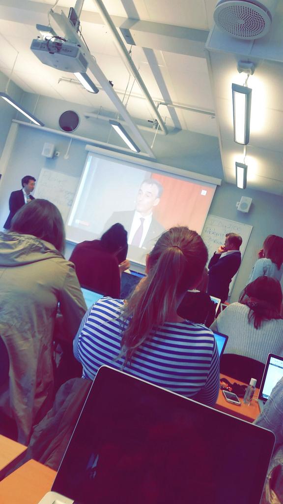 toneisa's tweet photo. Politikk og sosiale medier - spennende forelesning av @stmarthinsen, @ceciliestaude og @KThoner i #dig2100 idag. http://t.co/Z1z3Nz3vqH