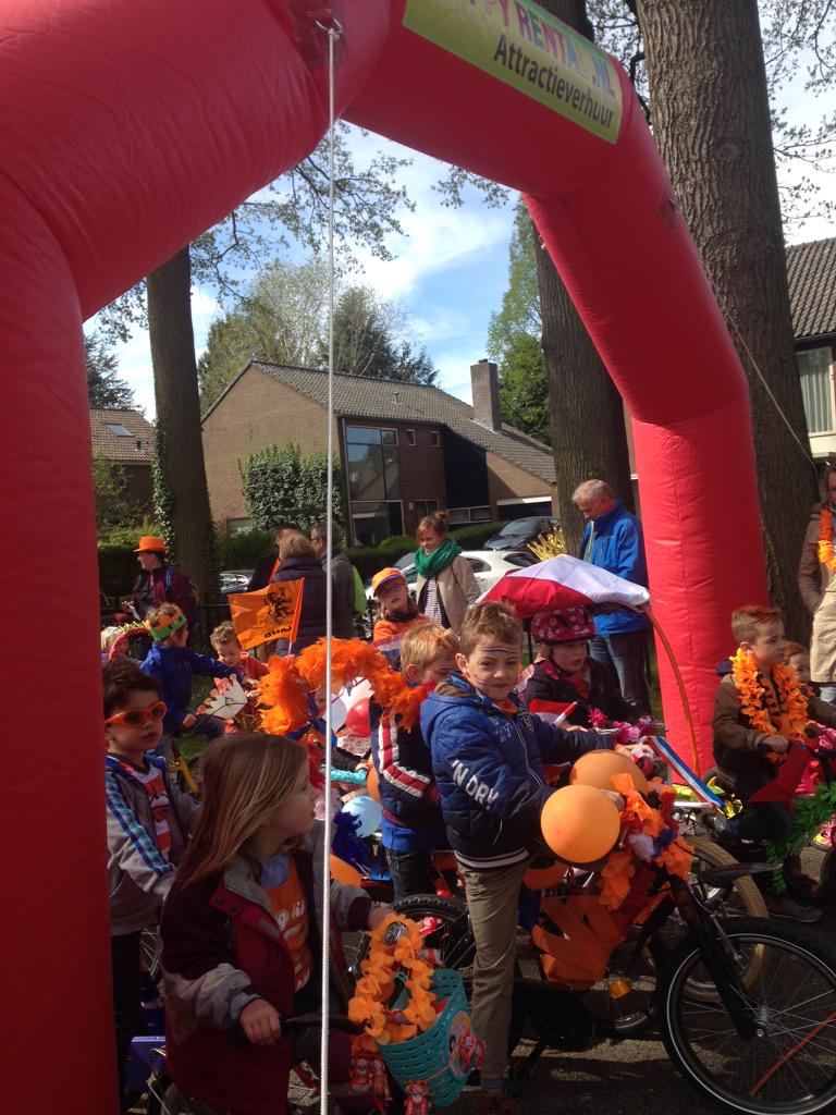 HermanKaiser's tweet photo. #Koningsdag2015 @gemeentearnhem gestart in Alteveer Cranenveld. Daarna park Angerenstein. Zie foto's http://t.co/jmVwefIr8C