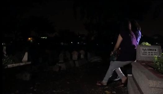 KompasTV's tweet photo. Perempuan berusia 55 tahun menceritakan kehidupannya sbg seorang PSK yg aktif berkegiatan prostitusi di Dolly. #AIMAN http://t.co/lgATvhp0Ep