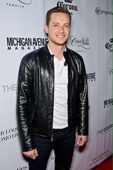 LoveJolex's tweet photo. #MCM goes to this stud! #BAEHalstead #HalSTUD @jesseleesoffer http://t.co/8DrRaLB6mU