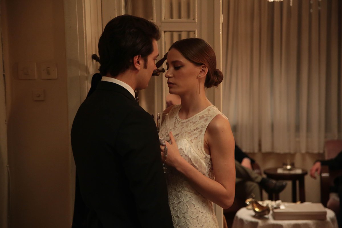 medcezirstartv's tweet photo. 'Beni kaçırır mısın buradan?' http://t.co/nNNWPbRvrH http://t.co/cetN1BeCoW
