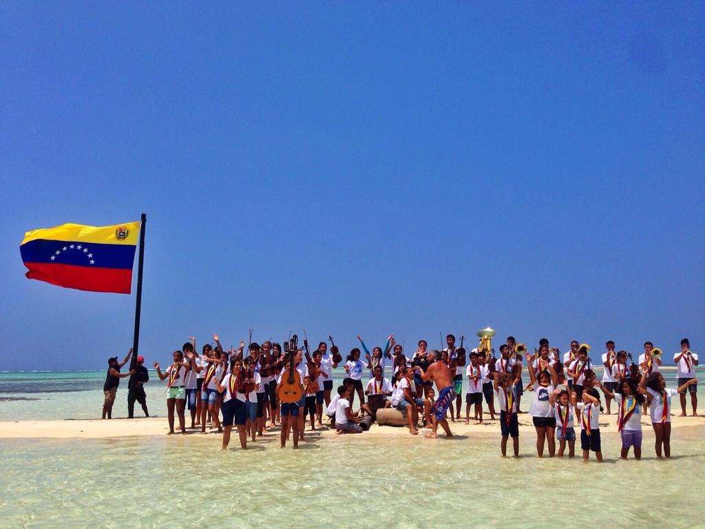 ana_dreads's tweet photo. Concierto Ecologicos se realizo ayer en PN Los Roques con el Sistema Nacional de Orquestas @LachinaPSUV @g_barreto http://t.co/TrYUrw76sm
