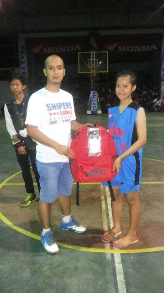 management snipers shop memberikan hadiah kepada juara 1 snipers shop challenge di even PBB 2015