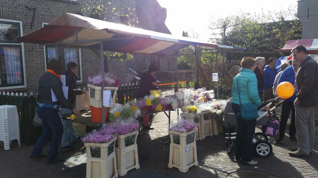 RejoiceZuidland's tweet photo. Mooie opbrengst bloemenverkoop vrijmarkt Zuidland tbv ons jubileumconcert 12-12-15. Dank aan kopers en medewerkers. http://t.co/kZdSpw3BBR