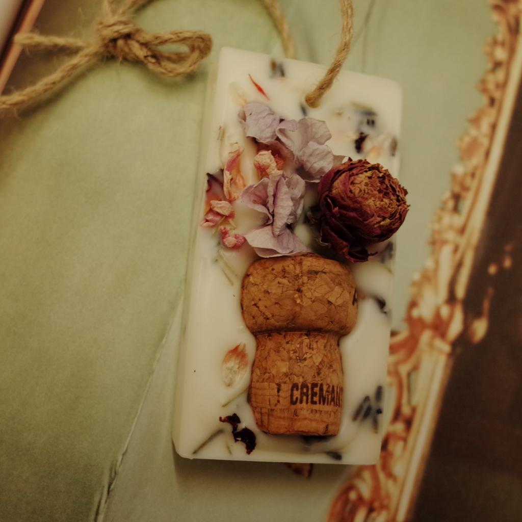 저는 요즘 플라워퍼퓨머 만들기 재미들렸어요^^ 
향기도 모양도 기분좋아지네요♡  굿밤!!!