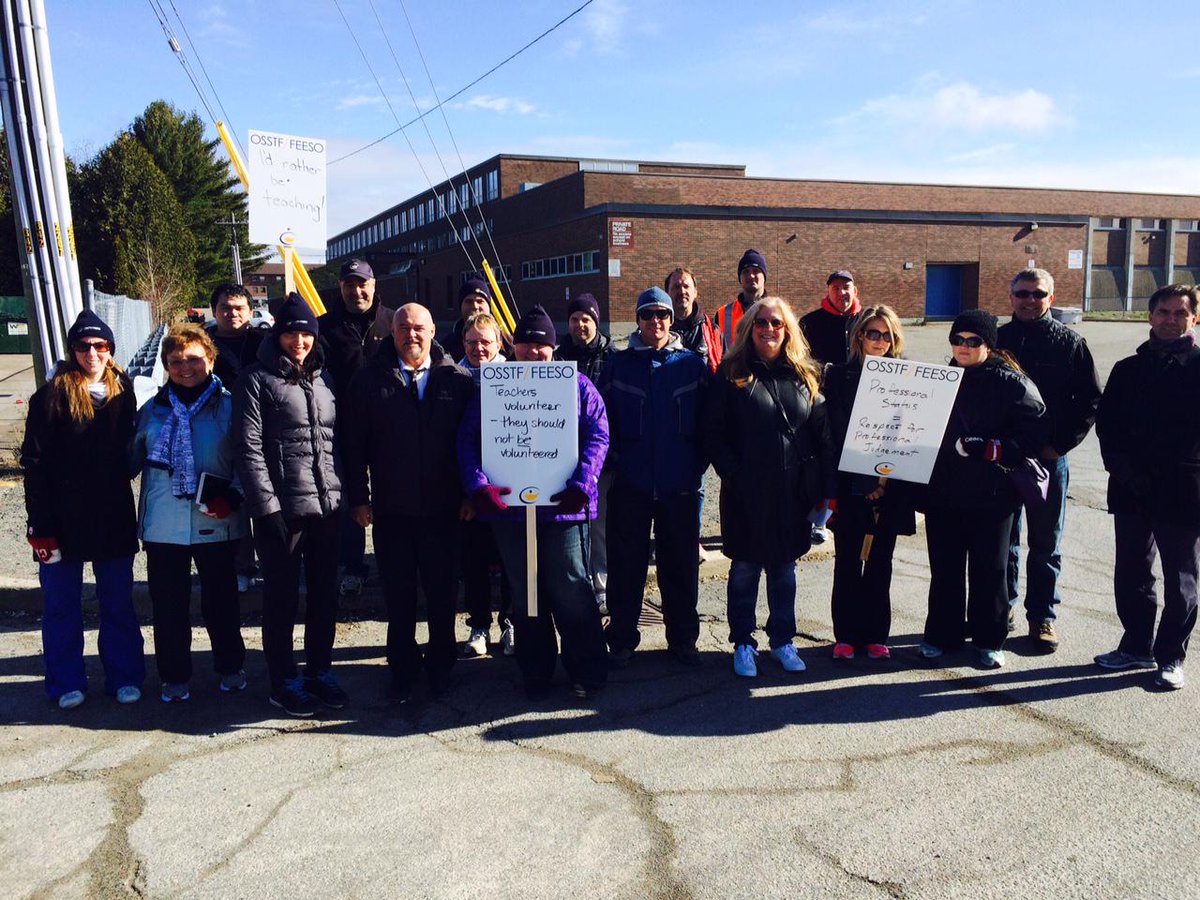 osstf's tweet photo. #OSSTF Executive join teachers from #OSSTFD3 on the picket lines in Sudbury this morning. #solidarity #onted #onpoli http://t.co/HMT0sP4IYE