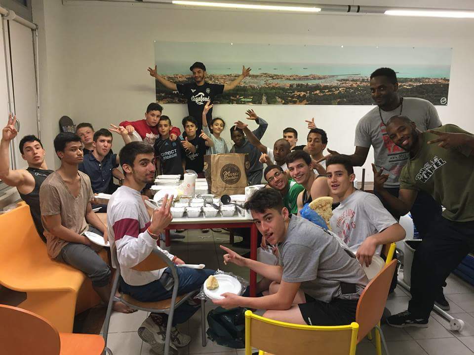 bboySCHNEID's tweet photo. #VagabondLab une famille en plus http://t.co/B4VtVYP3fA