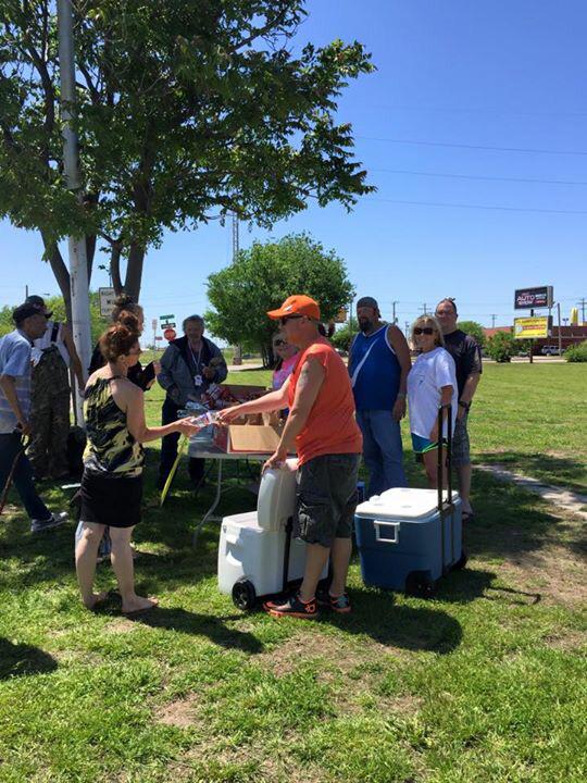 realOSUfanDAN's tweet photo. @kfor This weekend we went to homeless shelters and fed 200+ lunches. Follow "Feed The 405" on FB. #OKStandard http://t.co/VXNr0WC7bF