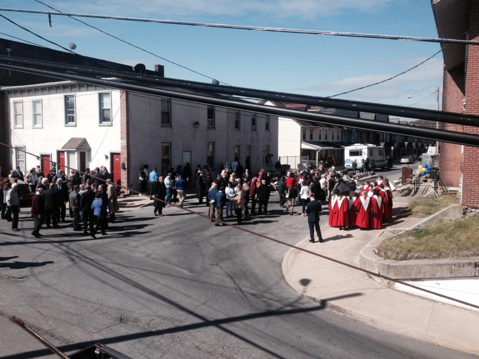 VISTAToday's tweet photo. Crowds gathering for the @Coatesville100 centennial kick off at fleetwood and 3rd http://t.co/SOLHVufYNR