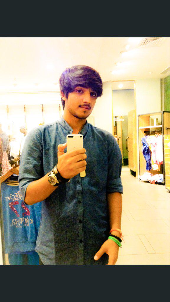 0b4d368159f944e's tweet photo. #selfie 😘😊
#FreeCodeFriday 😉
#BeingHuman
#alphamall
#trysomethingnewtoday 😎
#MadMen 😈😈 http://t.co/9DHINHb866