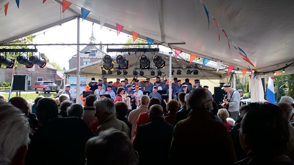 OVStrijen's tweet photo. Het shantykoor swingt de pan uit! Kom en geniet mee! Hoop gezelligheid! #strijen #Koningsdag http://t.co/i6CtdZvnd0