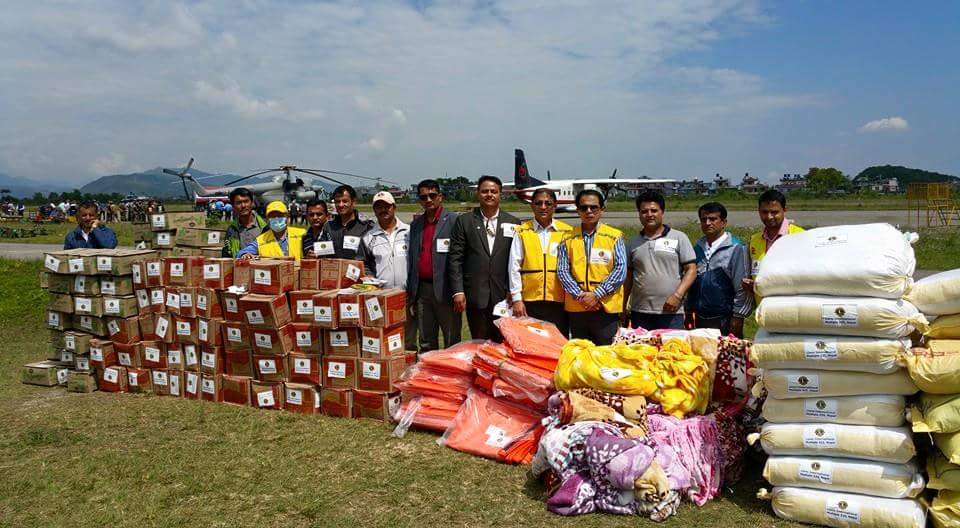 Redfmbengaluru's tweet image. #NepalEarthquake Relief distribution by @lionsclubs Annapurna. #IndianAirForce pilots gearing up #BajaateRaho