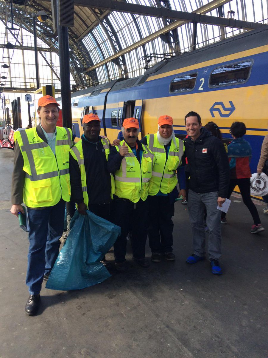 Duimen omhoog voor meereizende treinschoonmakers! Groeten uit Amsterdam! #Koningsdag