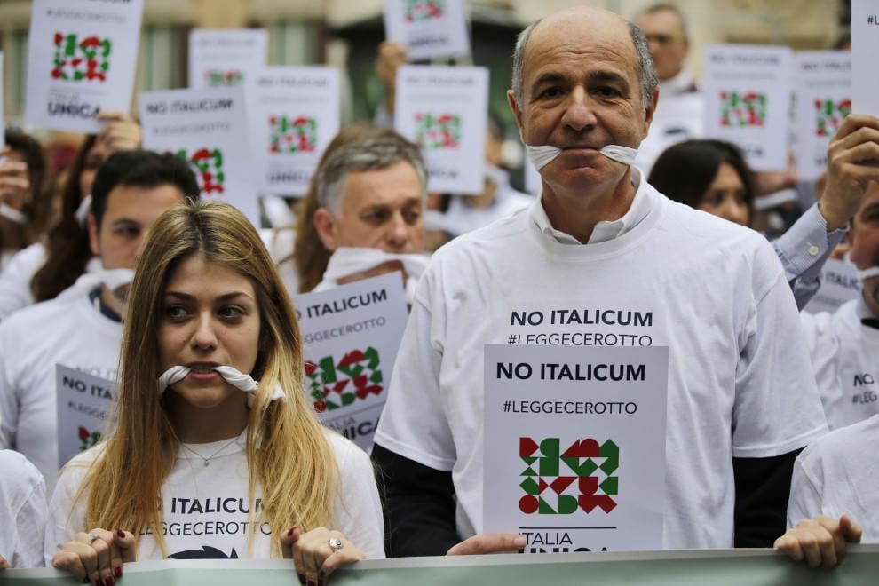 FilippoFacci1's tweet photo. Passera in prima fila. Dico a destra, cretini. http://t.co/EUhuKJAzc1