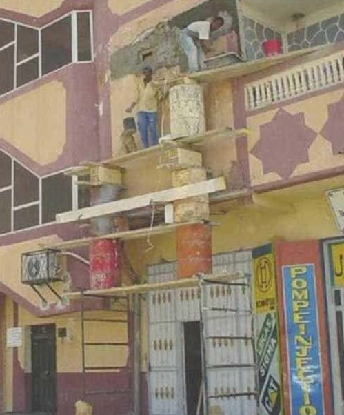 RalphNBennett's tweet photo. Homemade scaffolding is not #safe and could lead to serious injuries! (Especially if made like below!) #safetyfails http://t.co/pCgcpOnW0i