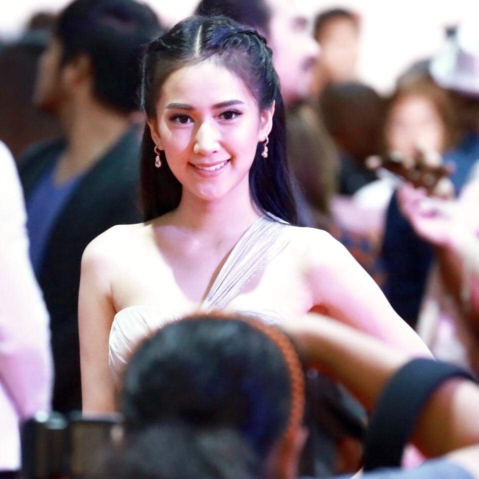 kaetonwan's tweet photo. @Nestaf9 @nestaf9_fc @NestAF9FC ยืน 3 ชม.กับ 3 รูป #komchadluekawards12 #คมชัดลึกอวอร์ด12 http://t.co/eaSRR9aqGz