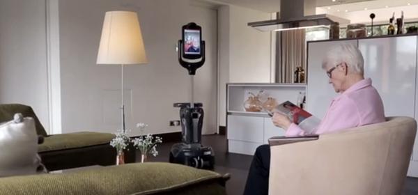 Bright's tweet image. Robots laten ouderen zich minder eenzaam voelen én nemen taken in huis over bright.nl/zo-helpen-robo… #robotcare #zorg