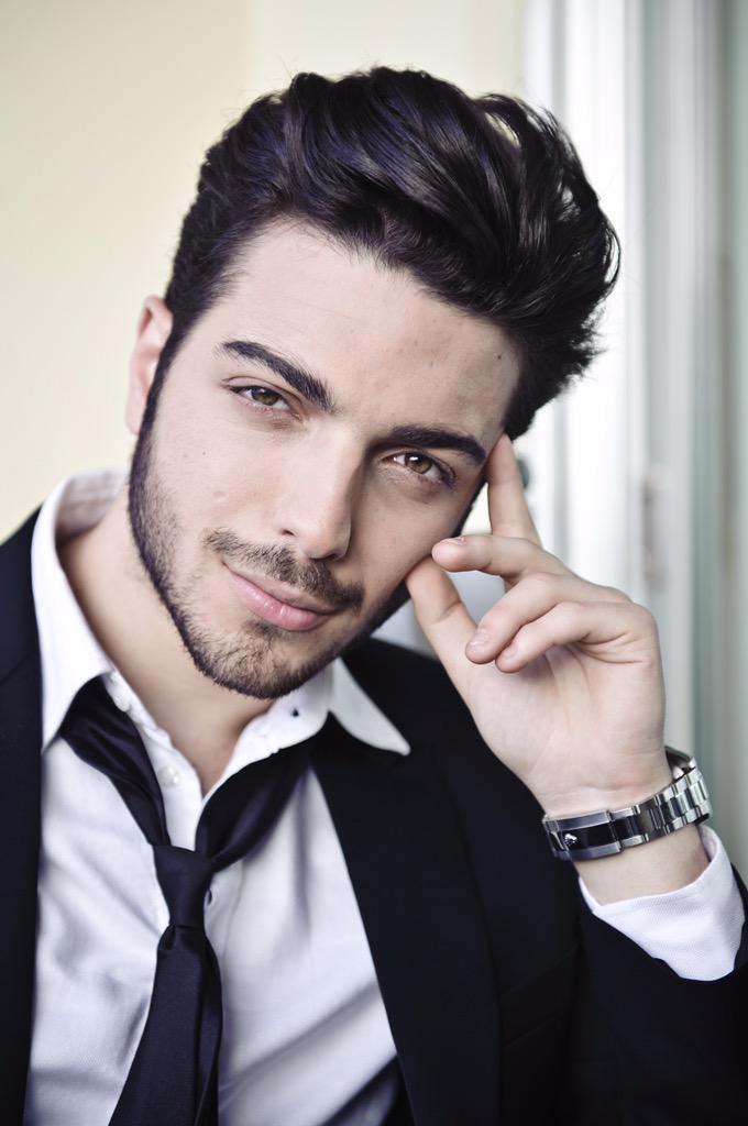 GianGinoble's tweet photo. È stato tanto grande e ormai non sa morire, per questo canto e canto te.
-Canzone Per Te- http://t.co/Y3lyLArCEH