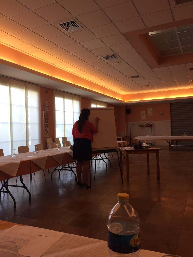BniRespira's tweet photo. Ya sabemos que es una #referencia ahora como #trabajarla para que sea óptima #FormacionBni con @sandra_chornet #BNI http://t.co/Rkc944YBfM