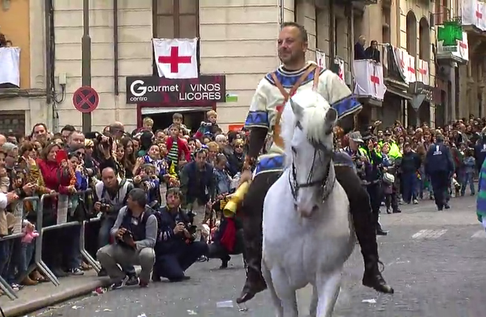 Fila_Mirons's tweet photo. Ja tenim l'ambaixador cristià a la plaça, amb la negativa per la part mora. #festesalcoi2015p66 #MiCAlcoi2015 #Alcoi http://t.co/jtlCC1qU1c