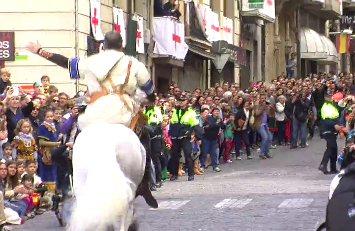 Fila_Mirons's tweet photo. Ja tenim l'ambaixador cristià a la plaça, amb la negativa per la part mora. #festesalcoi2015p66 #MiCAlcoi2015 #Alcoi http://t.co/jtlCC1qU1c