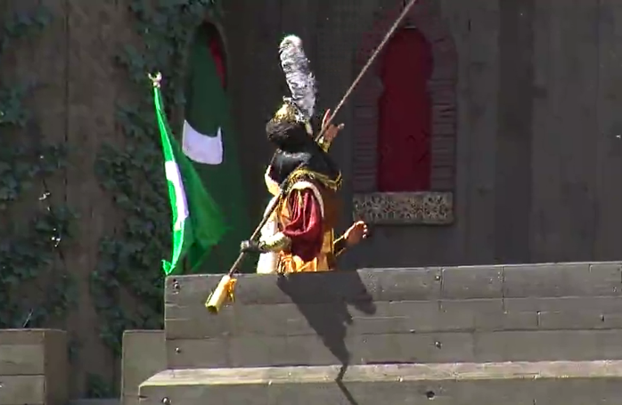 Fila_Mirons's tweet photo. Ja tenim l'ambaixador cristià a la plaça, amb la negativa per la part mora. #festesalcoi2015p66 #MiCAlcoi2015 #Alcoi http://t.co/jtlCC1qU1c