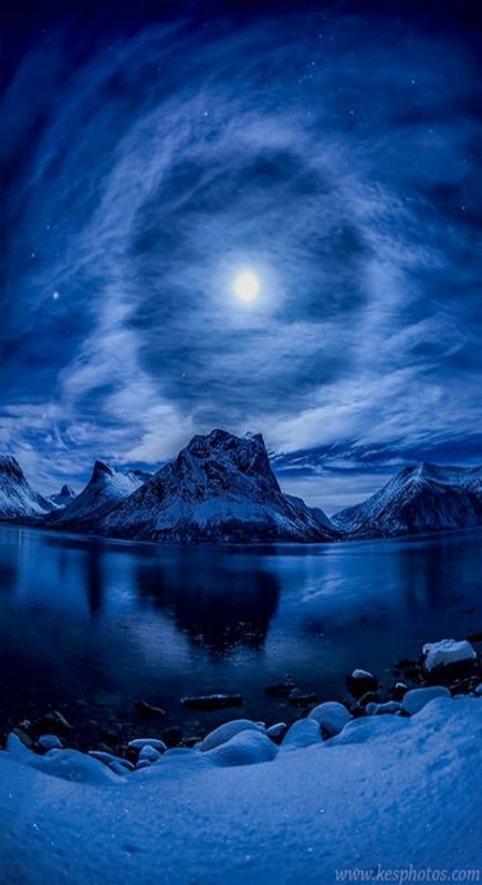 _Paisajes_'s tweet photo. Halo lunar, el anillo se forma cuando la luz de la Luna es refractada al pasar a través de cristales de hielo. http://t.co/pmRW1OG6sn