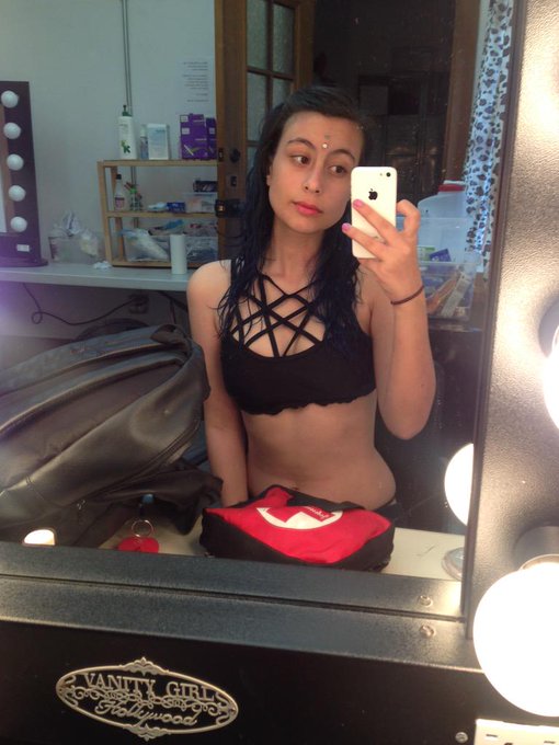 #BehindTheScenes right before hair and makeup for last night 😘 http://t.co/ZBXdro1CUJ<a href="/tag/behindthescenes"class="tags">#BehindTheScenes</a>