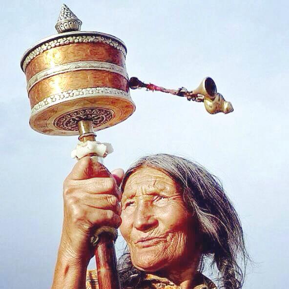 JamyangPu's tweet photo. En #Nepal y #Tíbet creen que al girar el "MoLinillo De OraCióN" se esparce la #compasión por el mundo #PrayForNepal http://t.co/mqz1M0fOiv