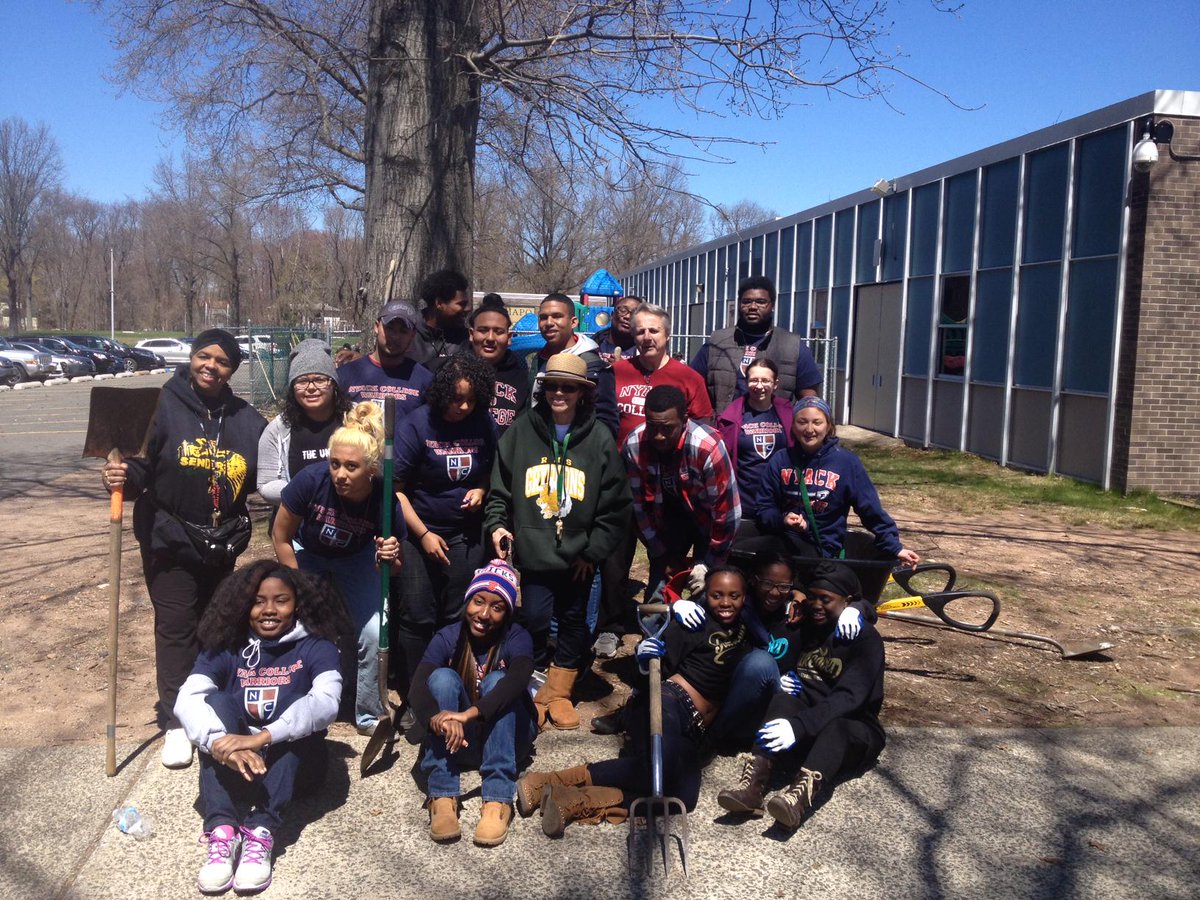 BaileyNyack's tweet photo. Even with finals looming, these Nyack college students volunteered to help beautify Ramapo HS. #Respect #NyackCollege http://t.co/yuzV0oVA03