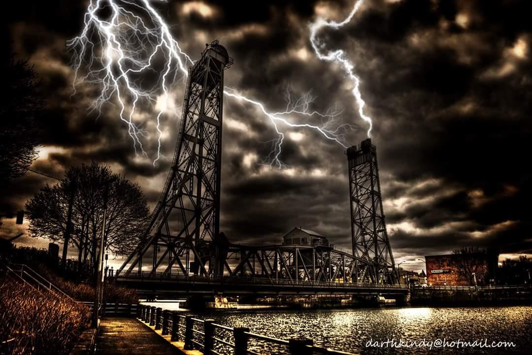 darthkindy's tweet photo. Light up the bridge http://t.co/Feb6HRomNP