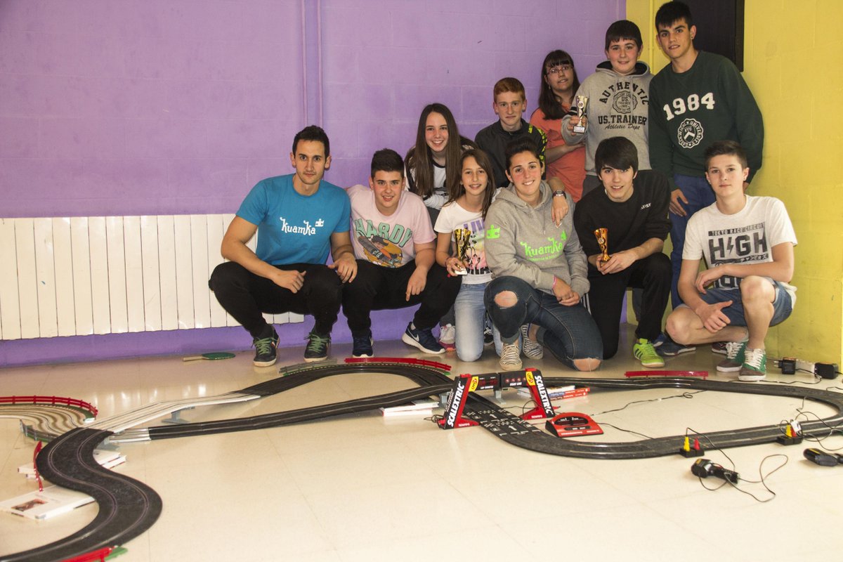 kuamka_'s tweet photo. @mirianbayo @franito8 @SergioMedrano97 los más rapidos del Campeonato Kuamka de Scalextric del centro cívico de Figue http://t.co/tXrJd04SXX