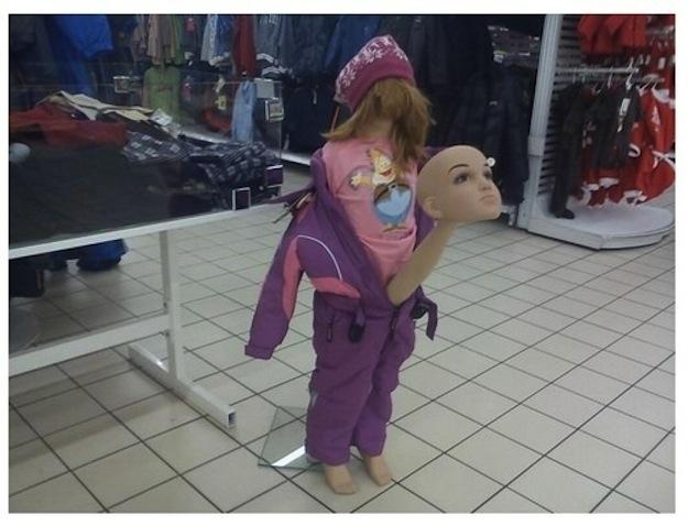 goldenmoustache's tweet photo. Ces mannequins dont le seul but est de faire fuir les clients.

http://t.co/45XJpbWJv6 http://t.co/Am5ICpAkCc