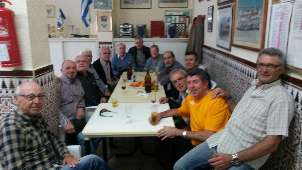 ApcMalaga's tweet photo. Club ciclista los Piflos celebrando una de las muchas selebraciones del http://t.co/P5Gn1GSIiR