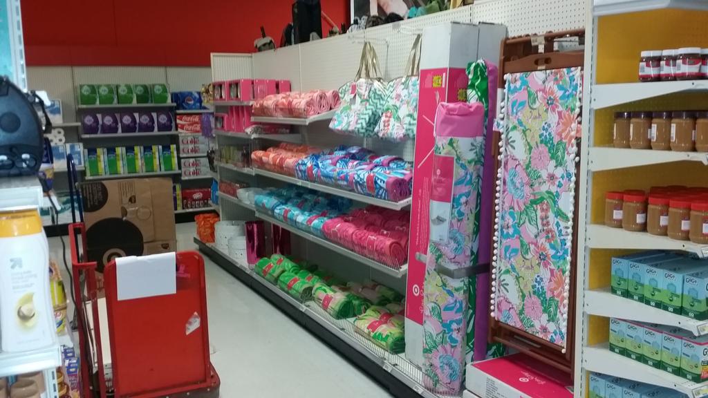 T0176Log_Boss's tweet photo. #LilyForTarget #noplanonoproblem #sundaylaunch http://t.co/qIKW4UZIFh