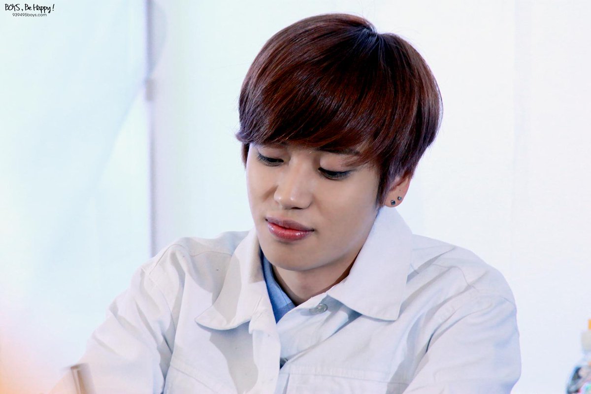 150424 여의도 팬싸인회 #틴탑 #니엘 (<a href="/AH_NIEL_/">AH</a> ) #심쿵 
집중해서 쓰는 모습도 귀욥>@<♡
i.imgur.com/qVjaMGW.jpg