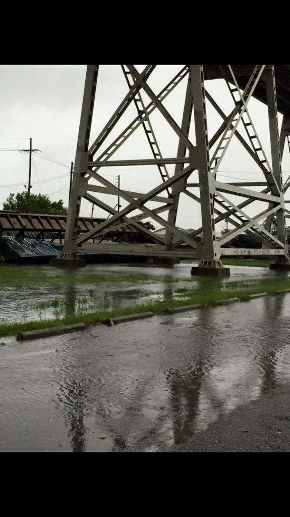 khargis4's tweet photo. @StephanieAbrams  The wind just blew a train off the Huey P Long bridge in Jefferson parish La. Just west off NOLA http://t.co/B569pi1RMV